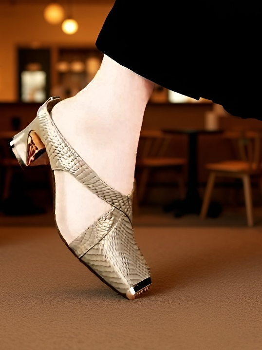 شبشب حماية الأصابع بتصميم المقدمة المربعة من جلد الثعبان