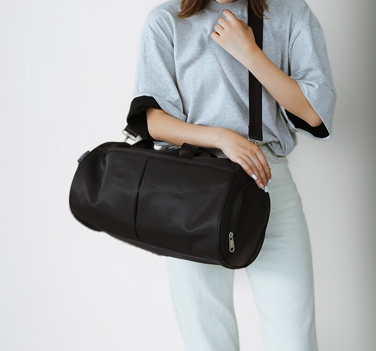 어깨에 맨 스포츠 팩 착용샷