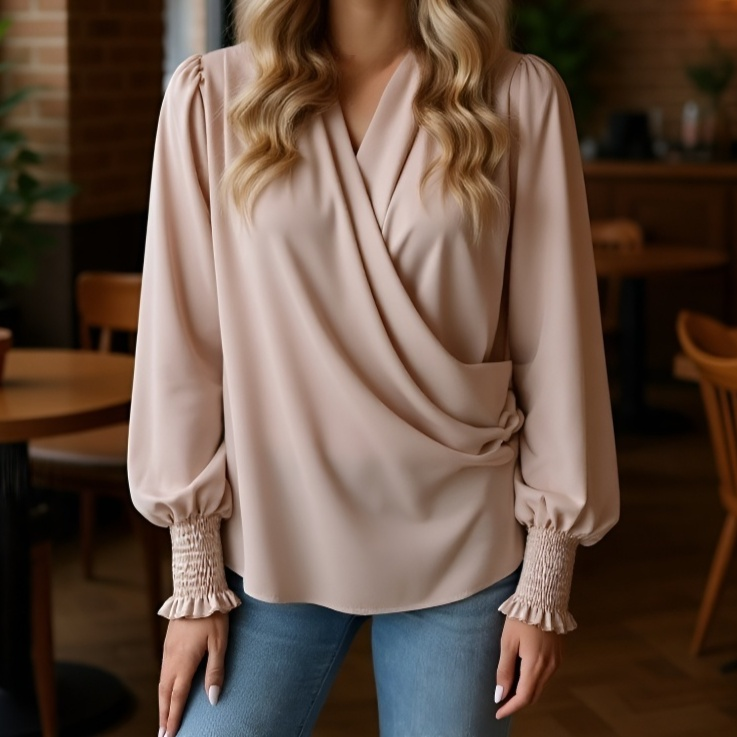 エレガントな雰囲気で、働く女性にぴったりな、ギャザー入りのランタンスリーブのVネック無地シャツ。