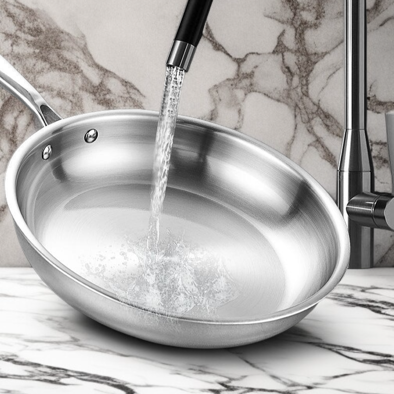 Even heat distribution in thickened stainless steel pan