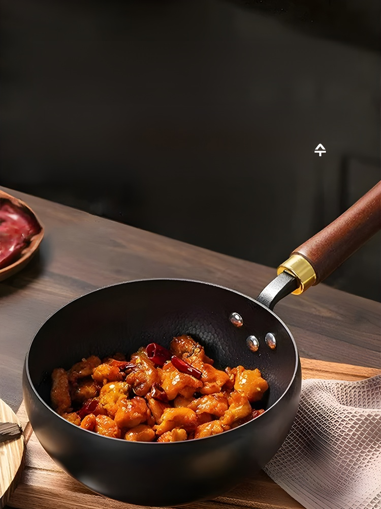 Cacerola de hierro fundido con textura martillada