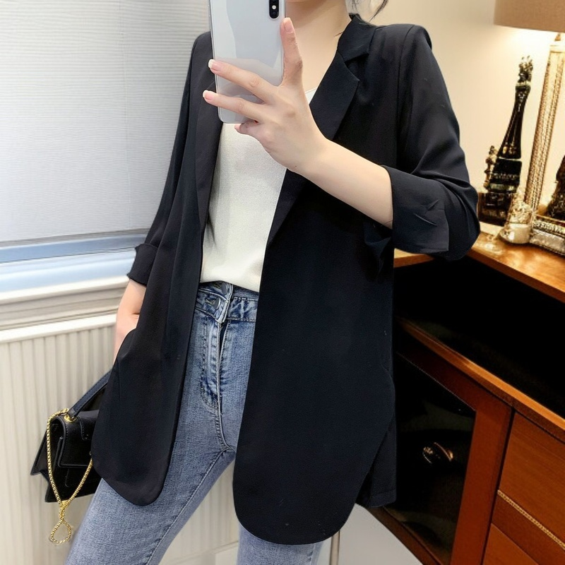 ミドル丈のスーツジャケット