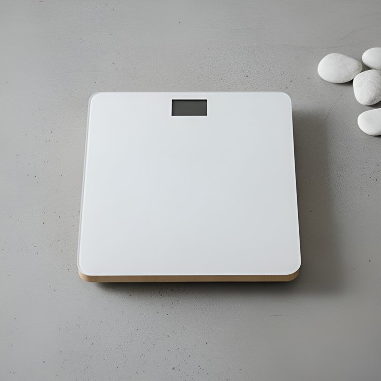 Bílá přesná stupnice na kuchyňském stole