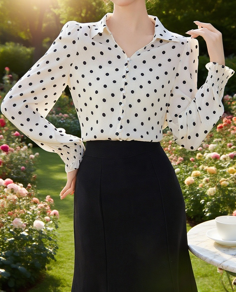 트렌디한 디자인의 여성 브이넥 셔츠 디테일 이미지