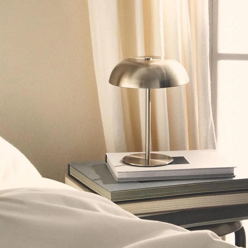 可調色溫和亮度的金屬檯燈