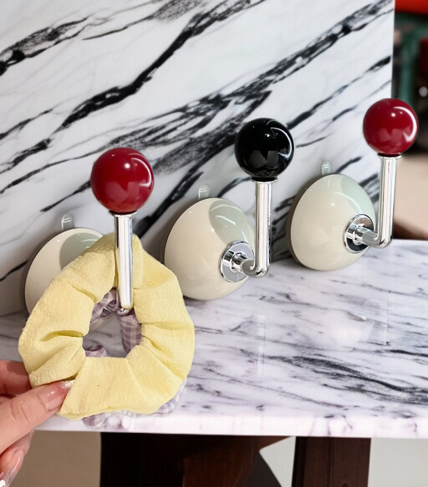 심플하고 깔끔한 디자인의 욕실 후크