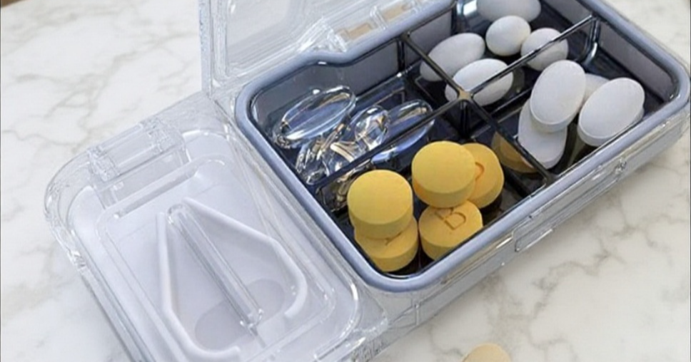 여행용 휴대용 약통 사용 모습