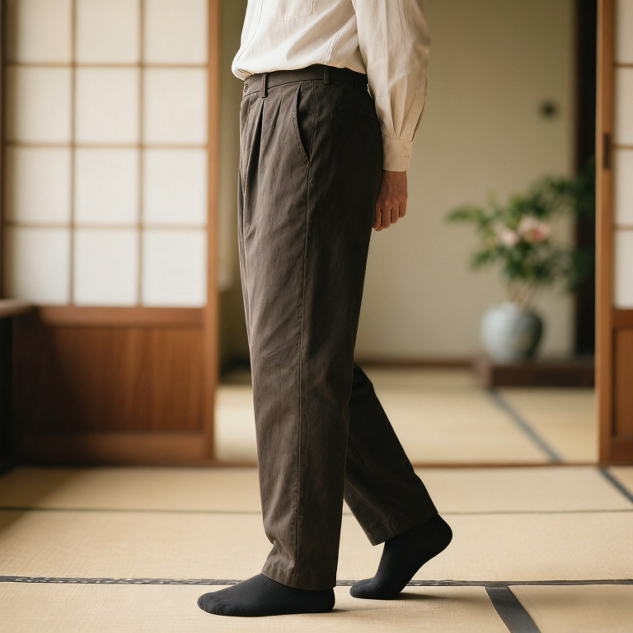 ドレープ感のあるメンズスラックス