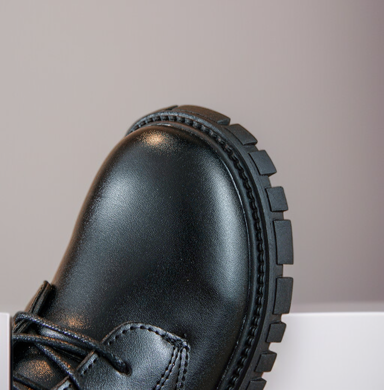 黒色レザーのハイブーツ