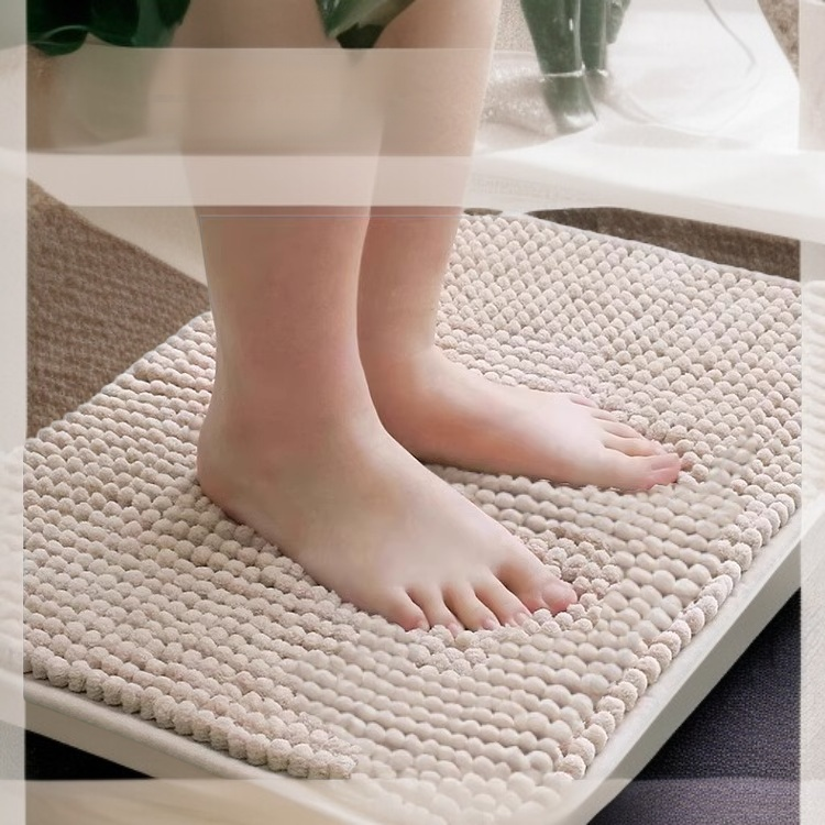 سجادة ناعمة بجانب السرير من الشنيل