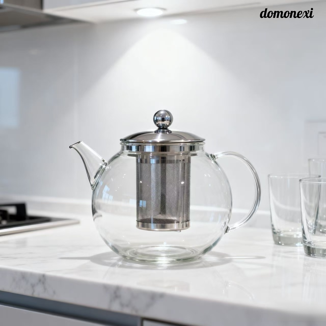 물을 끓이고 차를 우려내기 위한 새로운 두꺼운 유리 찻주전자입니다.