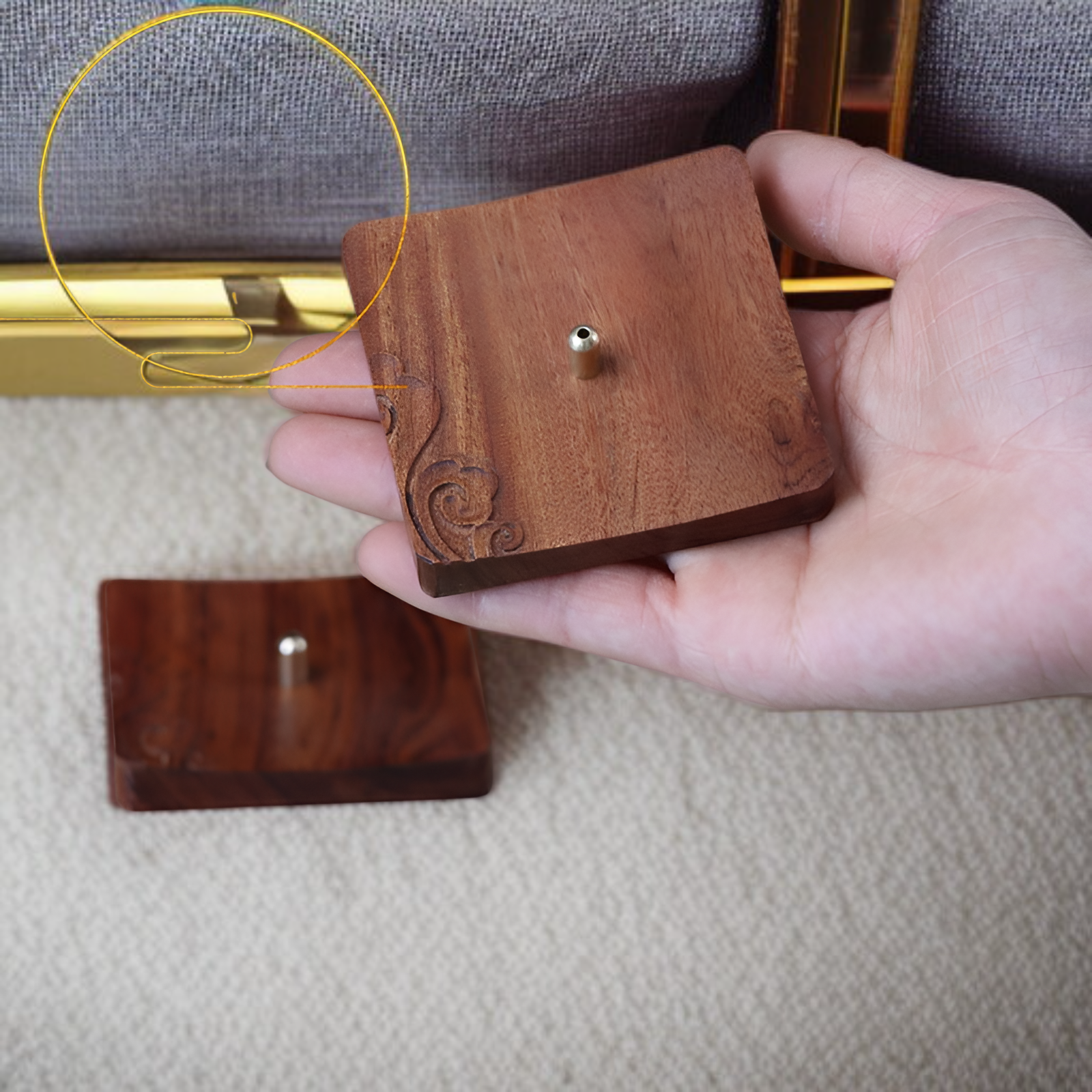 심플 디자인의 나무 사각형 향로