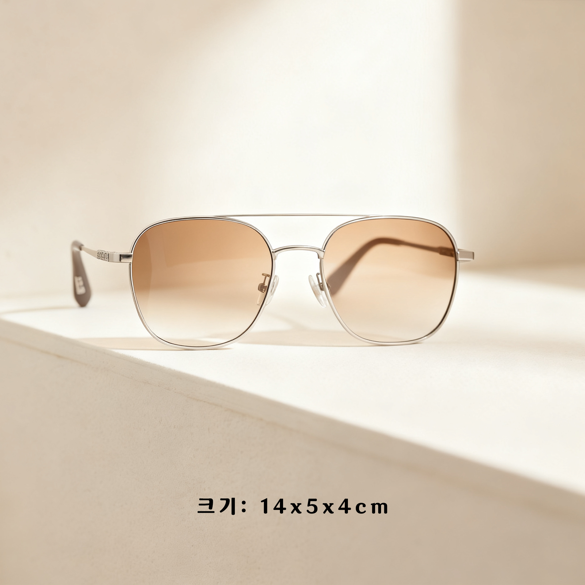 트렌디한 스퀘어 디자인 선글라스 착용샷