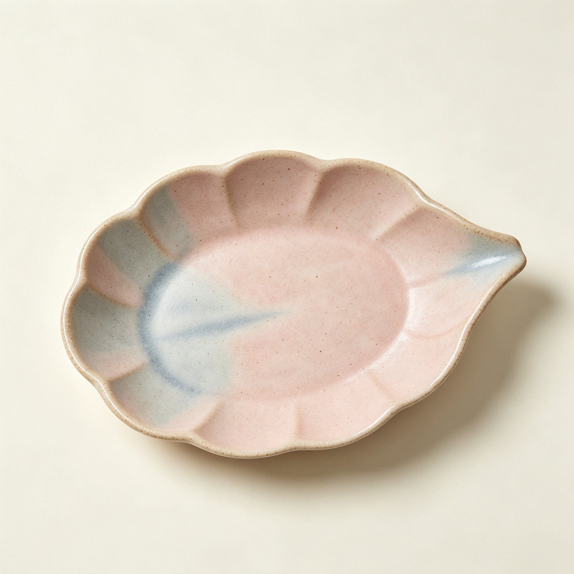 ピンクの葉っぱの形をした陶器の皿