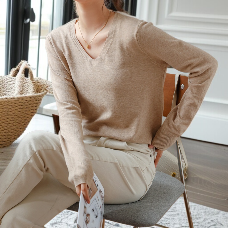 스타일리시한 브이넥 니트 상의 디테일