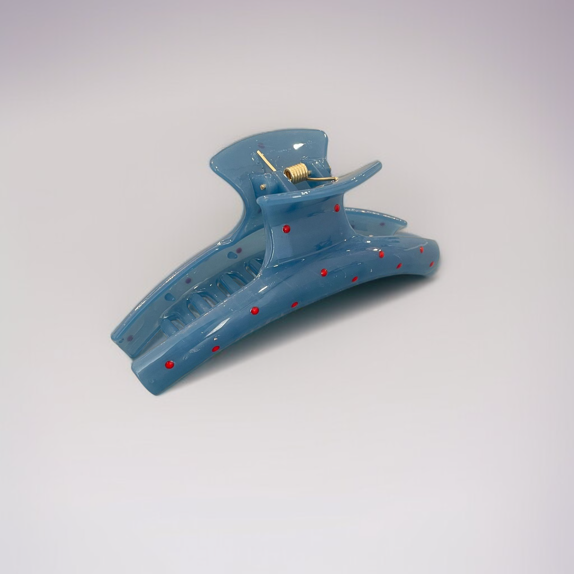 女生使用甜酷波點抓夾髮型演示