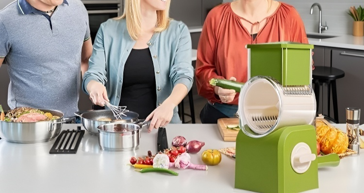 롤러 절단기로 당근 슬라이스하는 모습