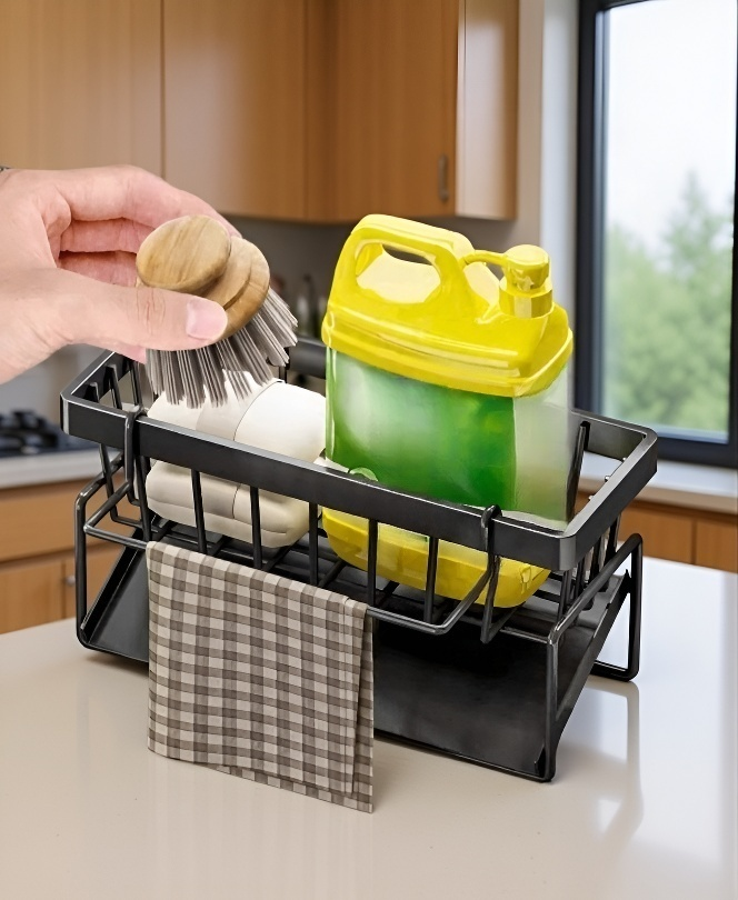 食器や調理器具を整理したラック