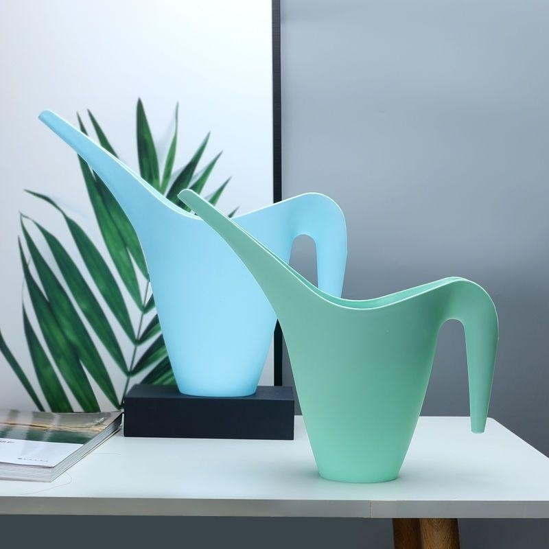 Macetas de plantas verdes domésticas para regar ollas de flores