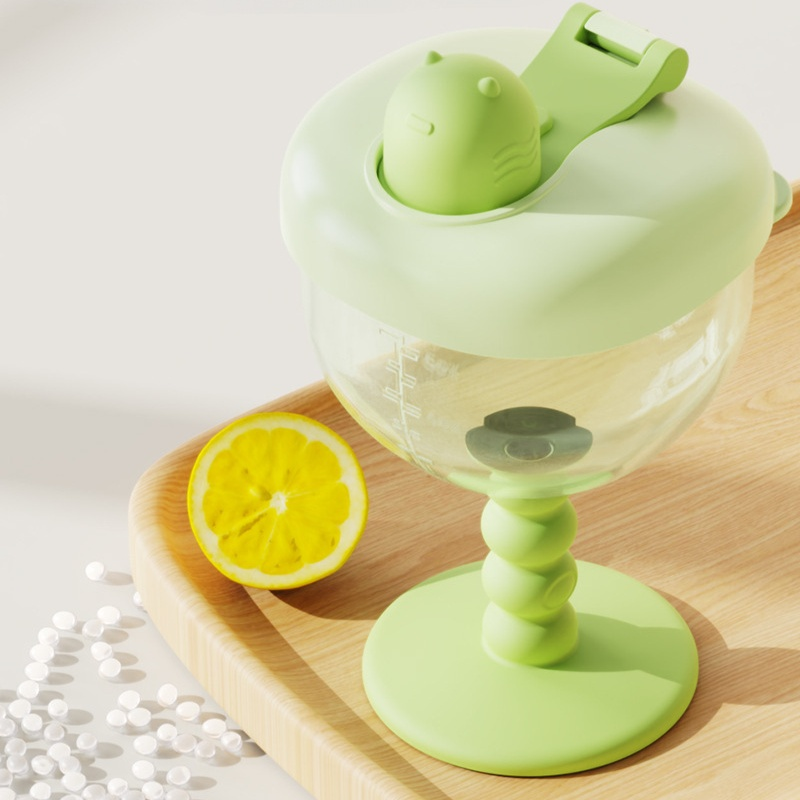 宝宝使用吸管杯自主喝水情景