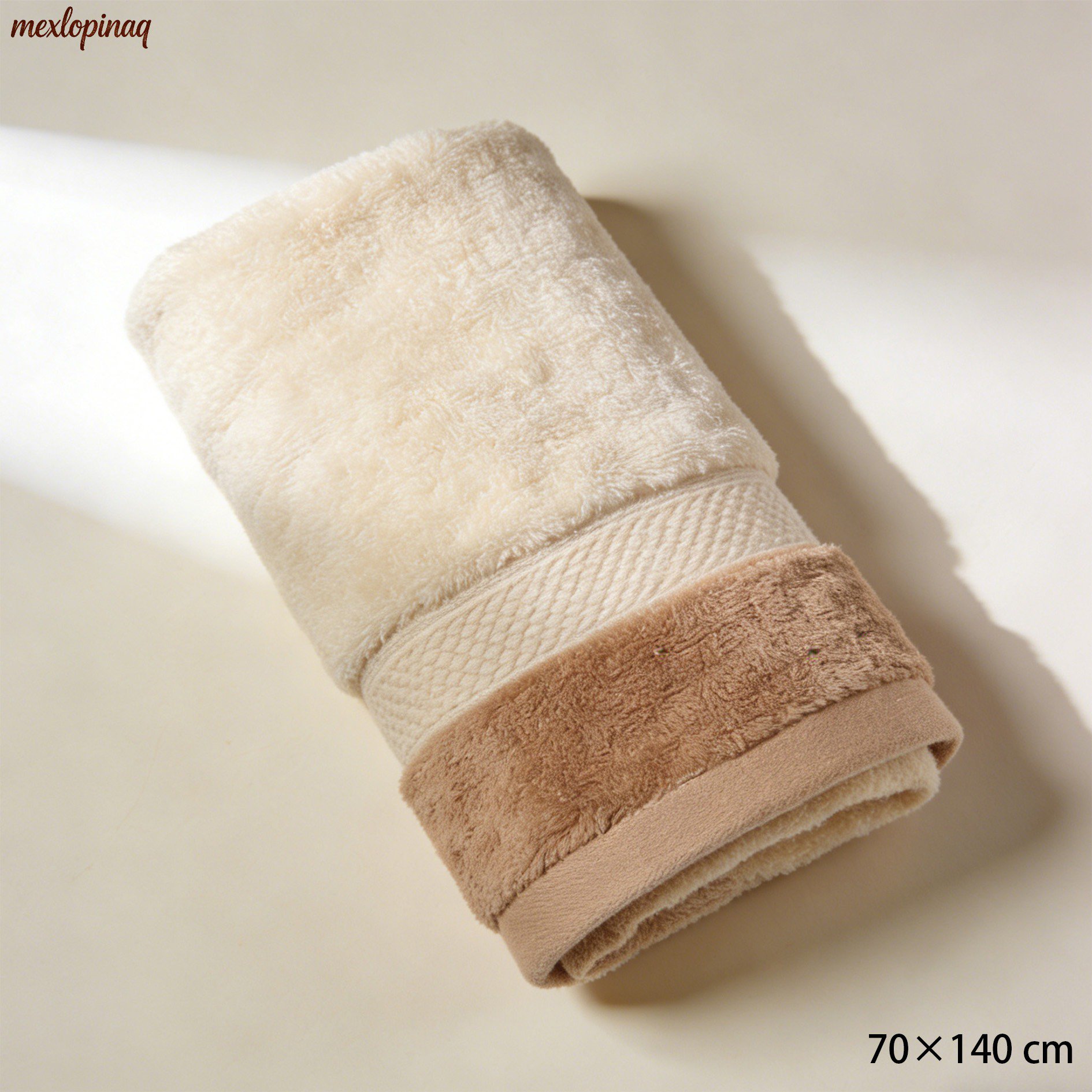 욕실에 놓인 고급스러운 순면 수건