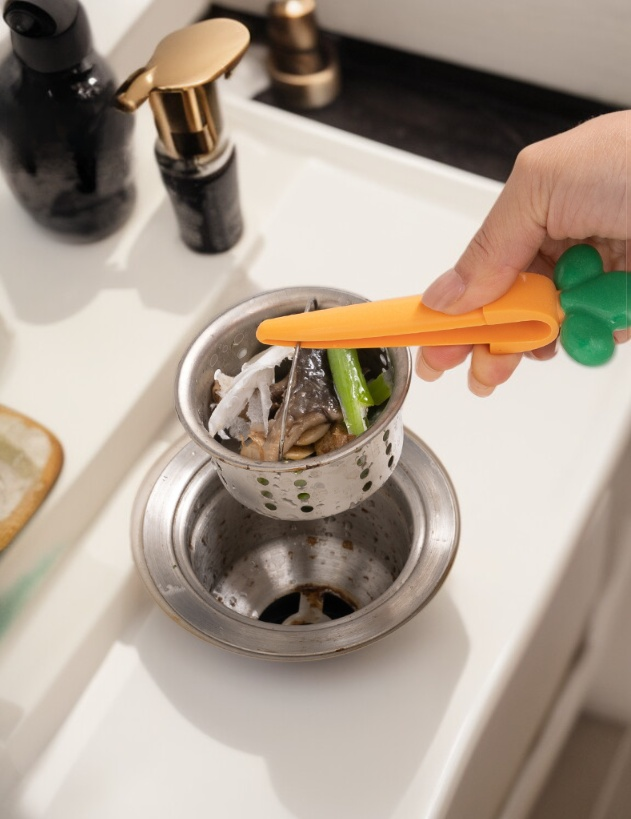 욕실에서 머리카락 쓰레기 정리하는 모습