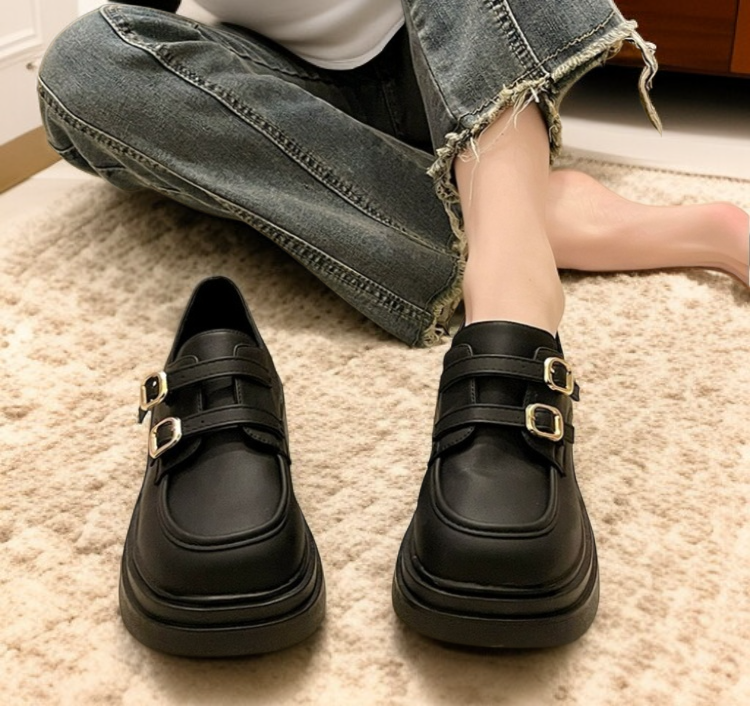 おしゃれなレトロ厚底シューズの履き心地イメージ