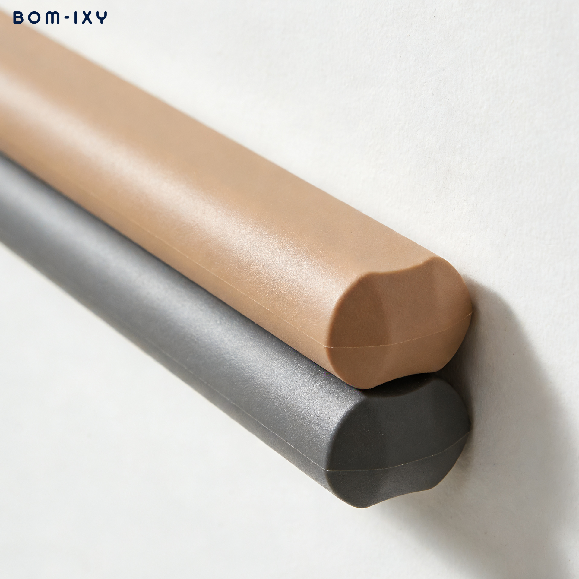 자동차 범퍼에 부착된 외장 범퍼 스트립