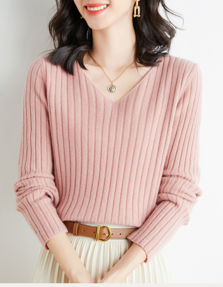 細身シルエットのレディースセーター