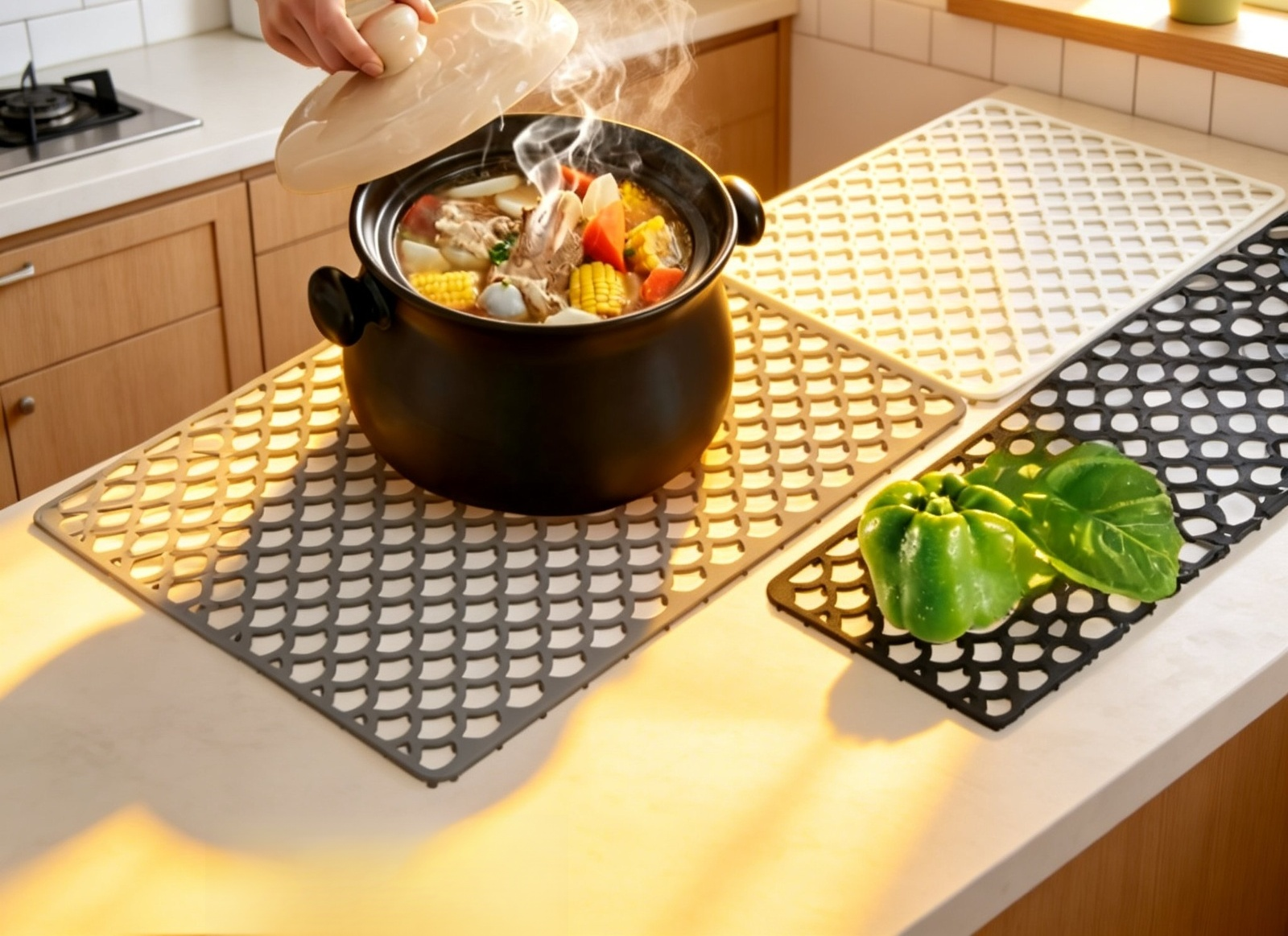 Küchenspüle mit grauer Silikonmatte ausgelegt