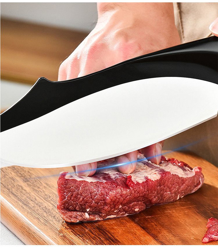 명품 칼로 요리하는 모습