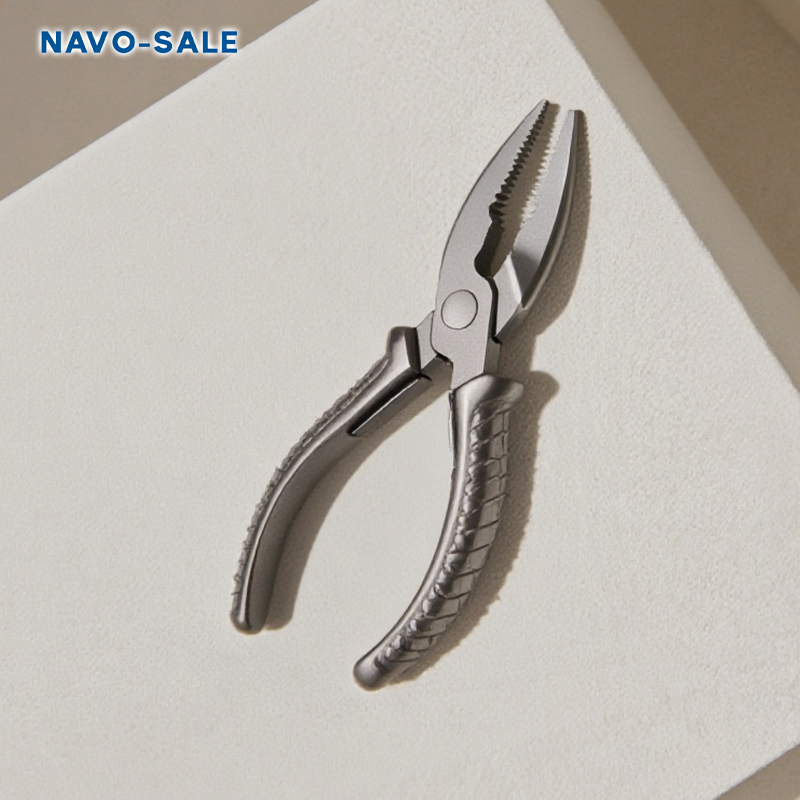 多目的ペンチでガーデニング作業をする様子