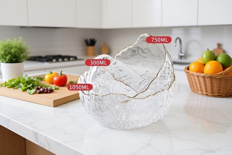 تفاصيل الحافة الذهبية على وعاء زجاجي شفاف