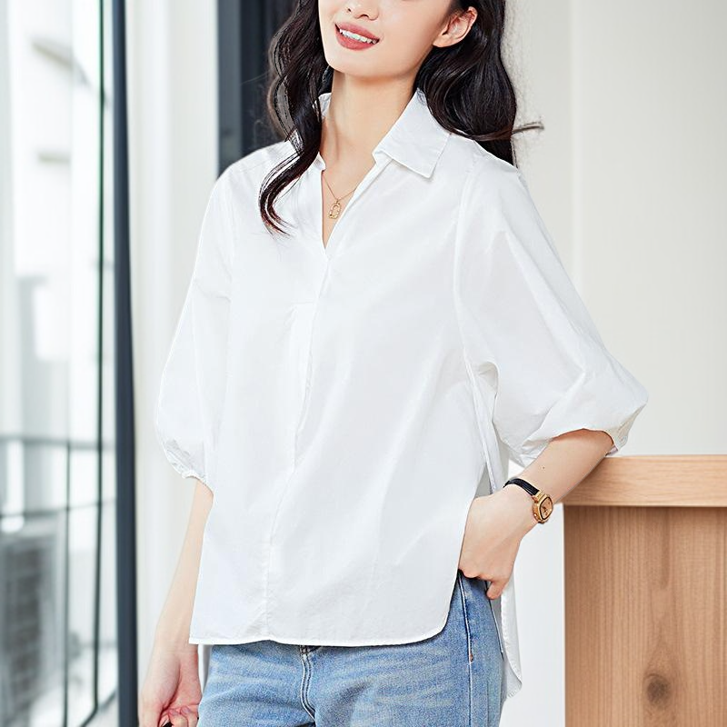 트렌디한 칼라와 7부 소매가 돋보이는 블라우스