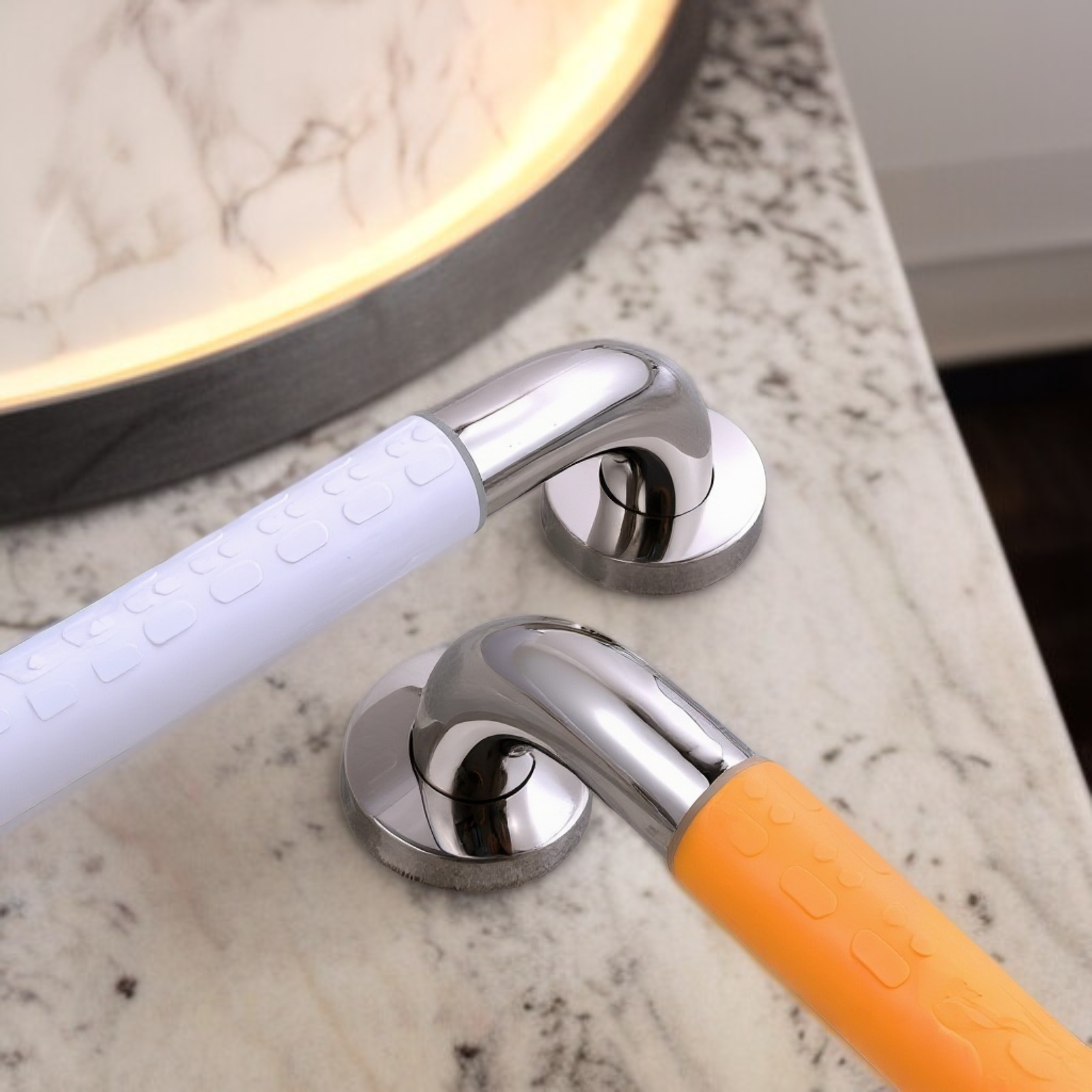 욕실 벽에 부착된 안전 보조 손잡이