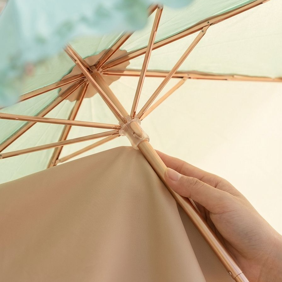 女性がレース飾り日傘を使用するシーン