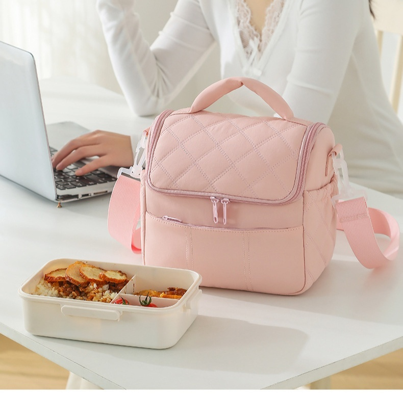 Portable insulated bag with sturdy handles