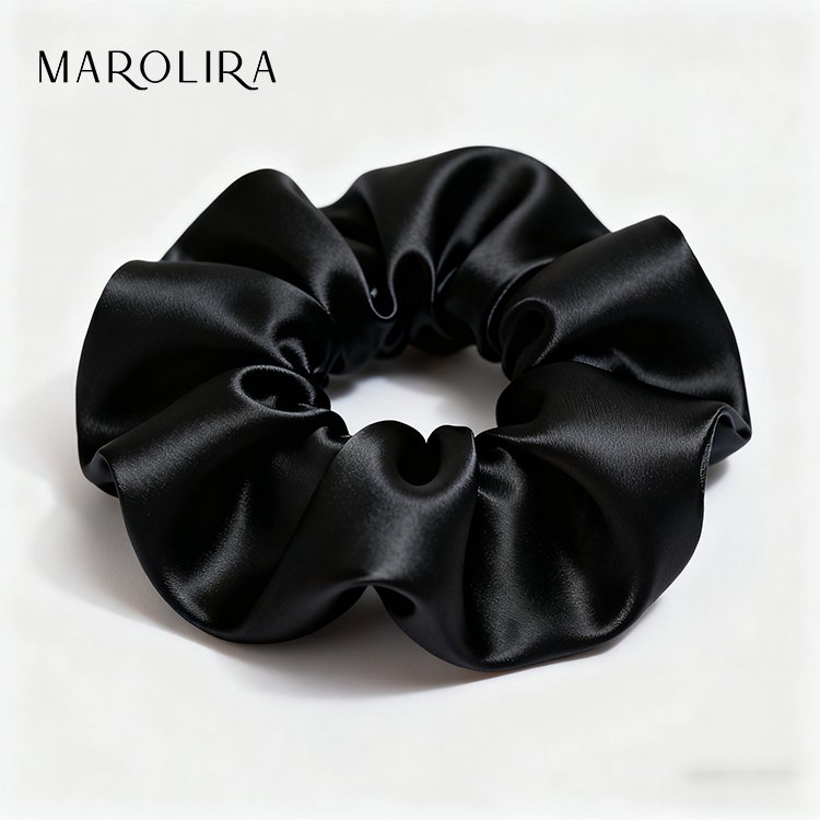 Detail hedvábné gumičky na vlasech