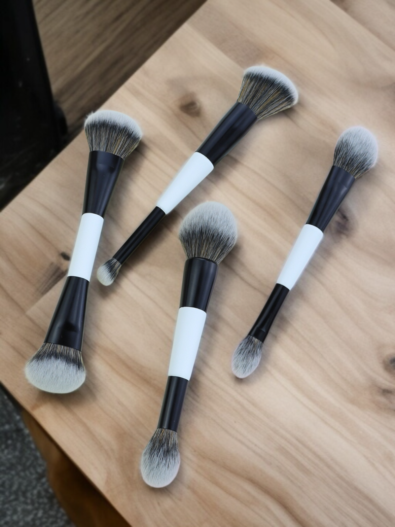 Versatile cosmetic brush for flawless application