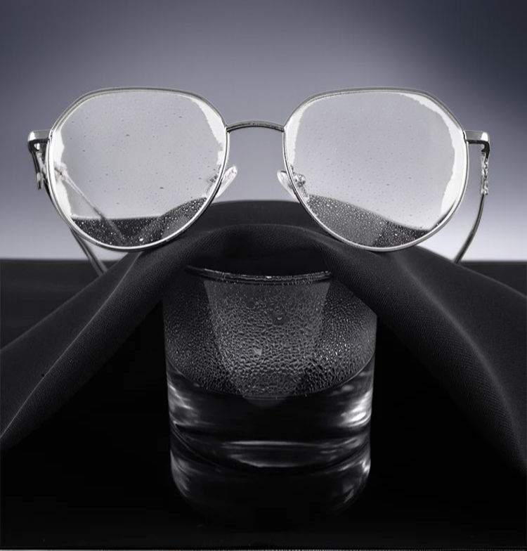 足元がすっきり見えるアンクル丈スラックス後ろ姿