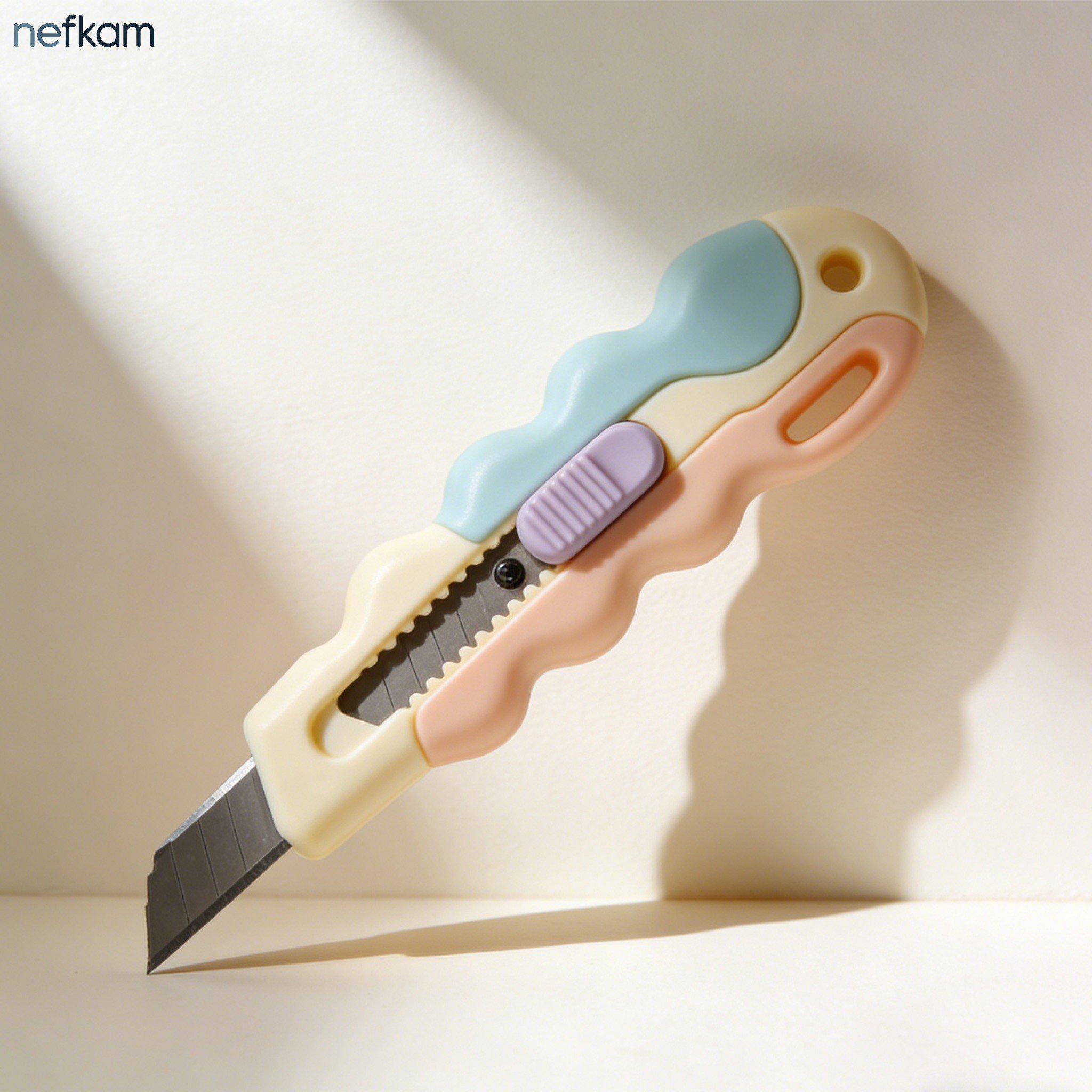 Durable utility knife with self-locking mechanism close-up