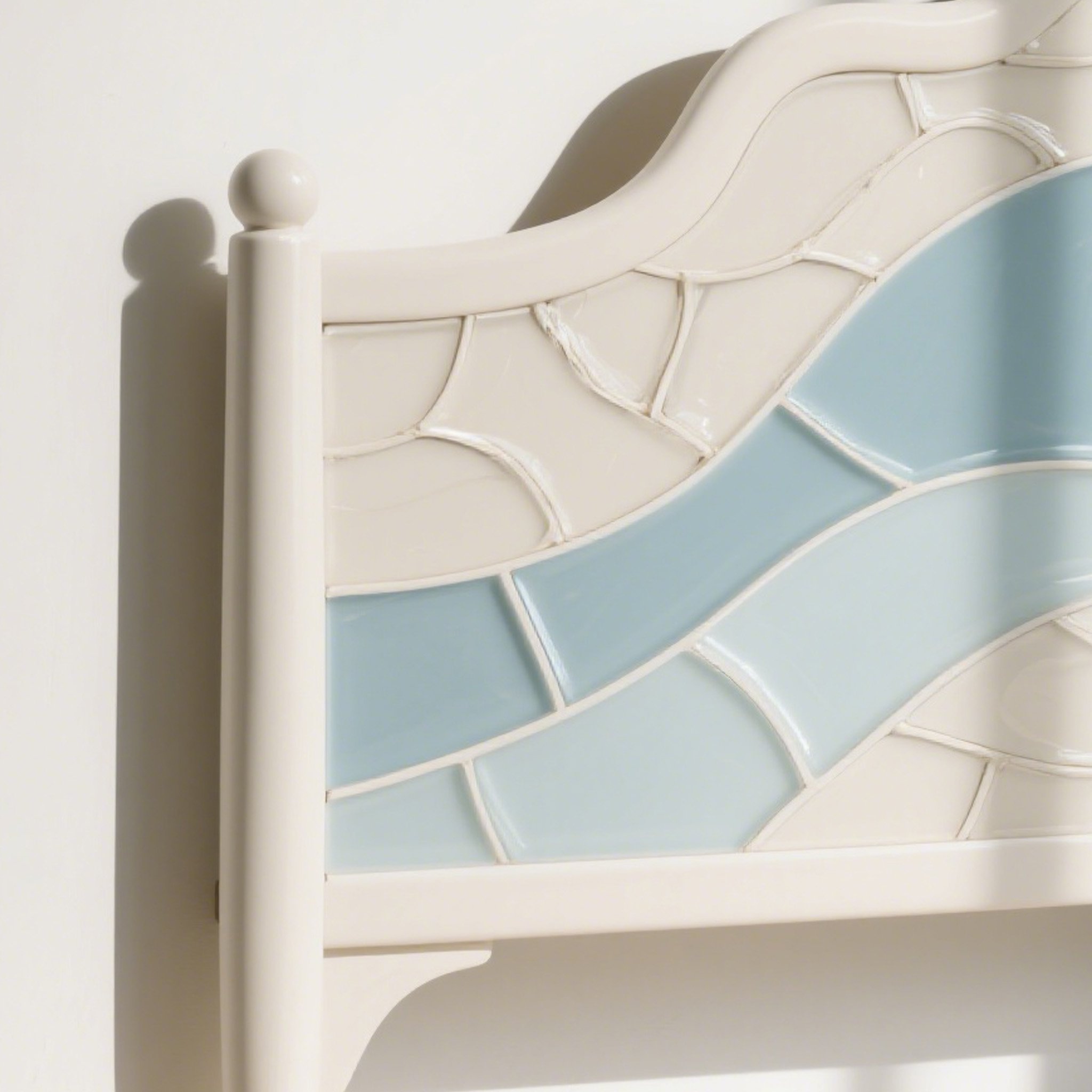 ベッドに取り付けた無垢材ヘッドボード