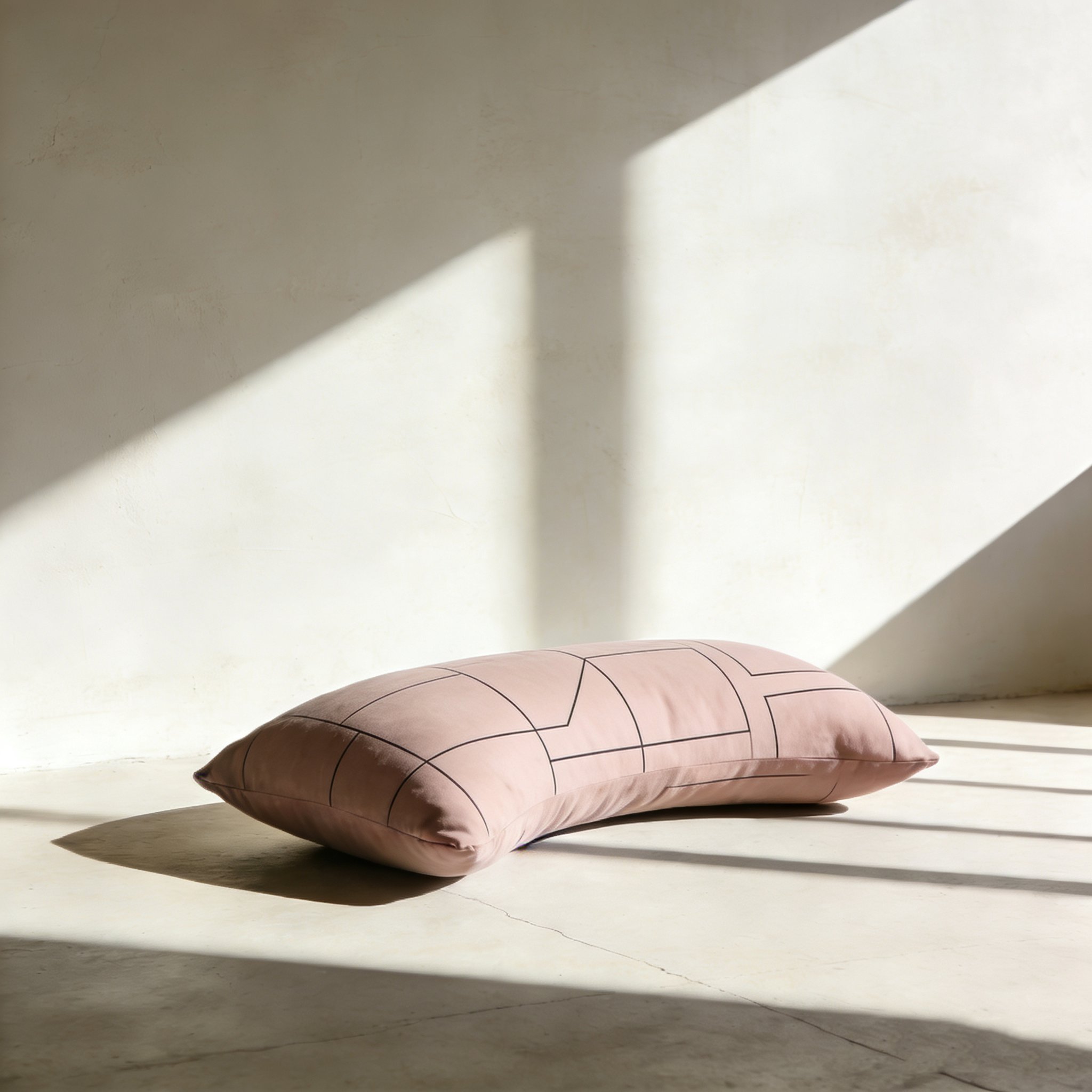 Almohadas rosadas y suaves sobre una cama