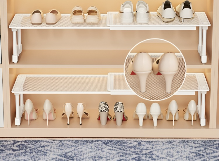 多機能分離ラックで整理された靴収納スペース