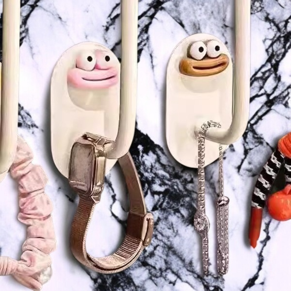 벽에 설치된 헤어밴드 수납 후크 사용 예시