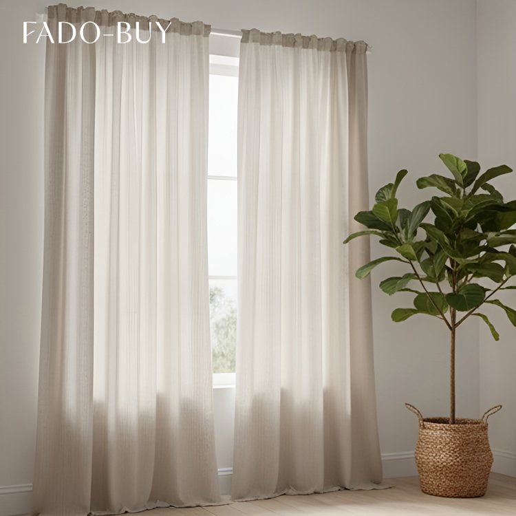 햇빛이 잘 드는 창가에 걸린 통기성 커튼