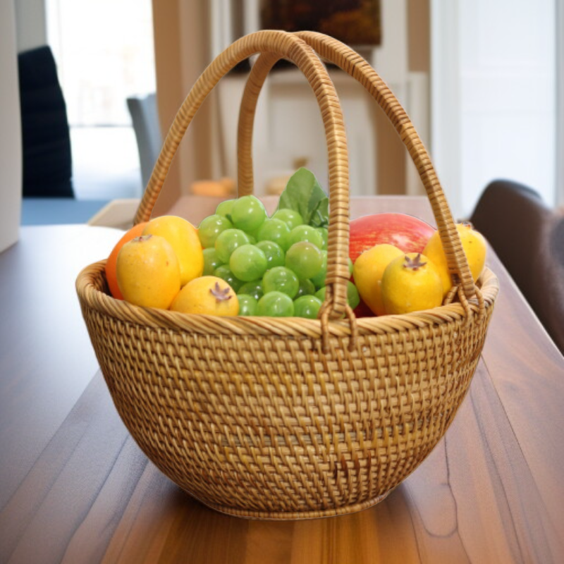 등나무 과일 바구니가 달린 새 꽃병