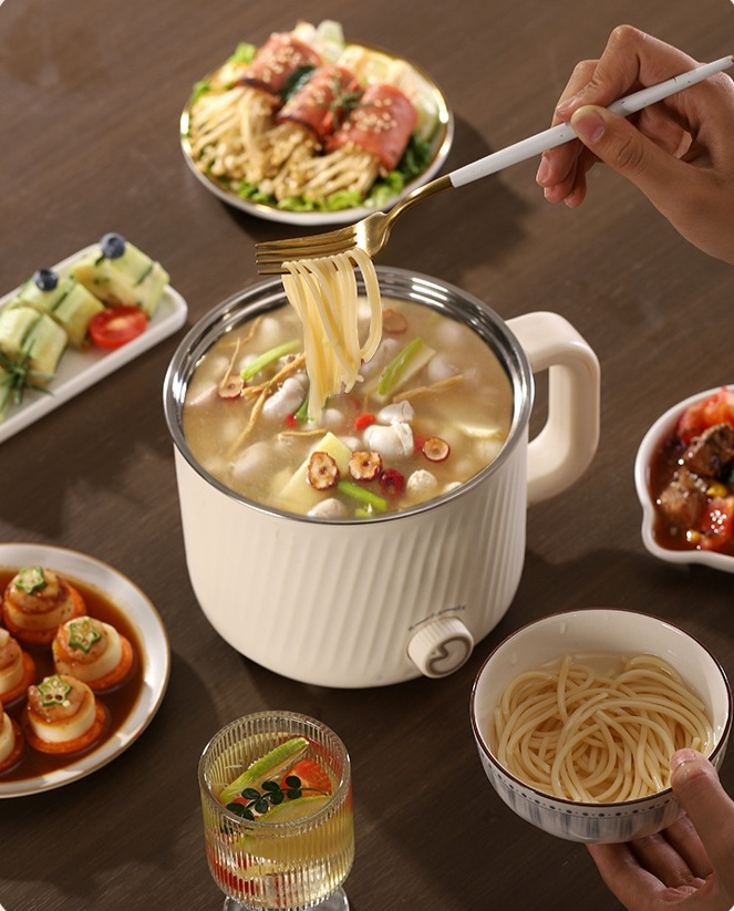 Vue de dessus du mini hot pot avec soupe chaude