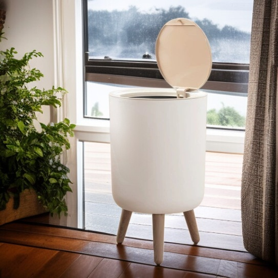 Robuster Abfallbehälter aus Echtholz, biegefest