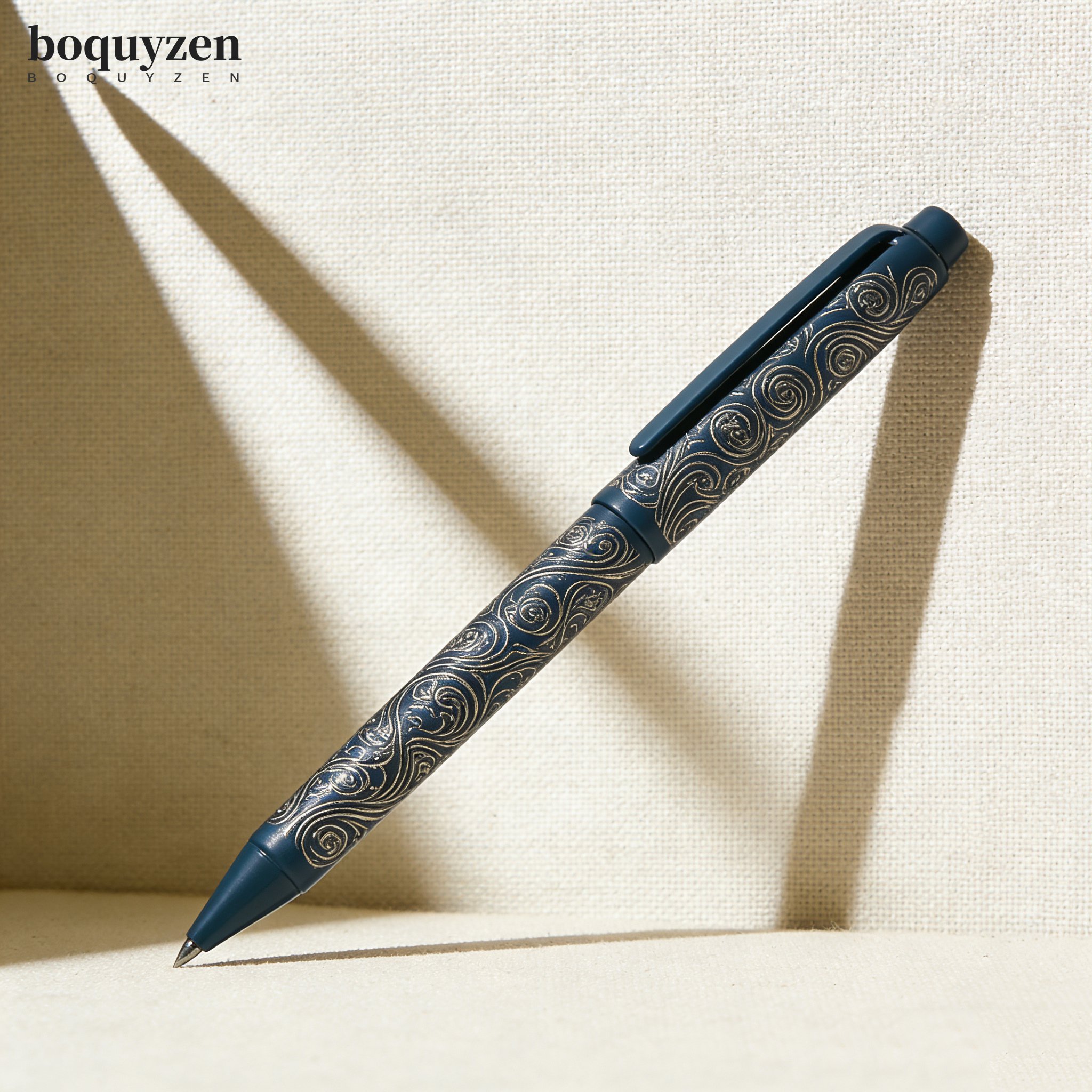 Luxusní plnicí pero na dřevěném stole